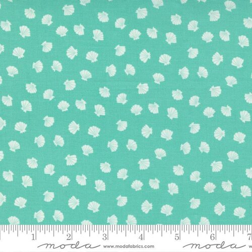 The Sea And Me Spray - Lucky Shell Seashell - Quilt Fabric