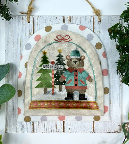 Winter Forest Snowglobes: Bear - Christmas Cross Stitch 