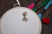 Giraffe - Needle Minder