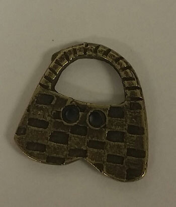 Olde Brass Button - Basket, zoomed in. Select this picture to zoom back out.