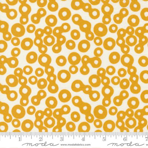 Frisky Floating Creamy - Quilt Fabric