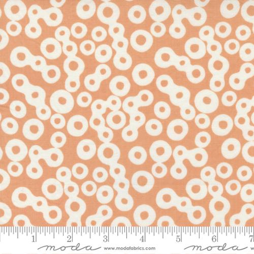 Frisky Floating Peachy - Quilt Fabric
