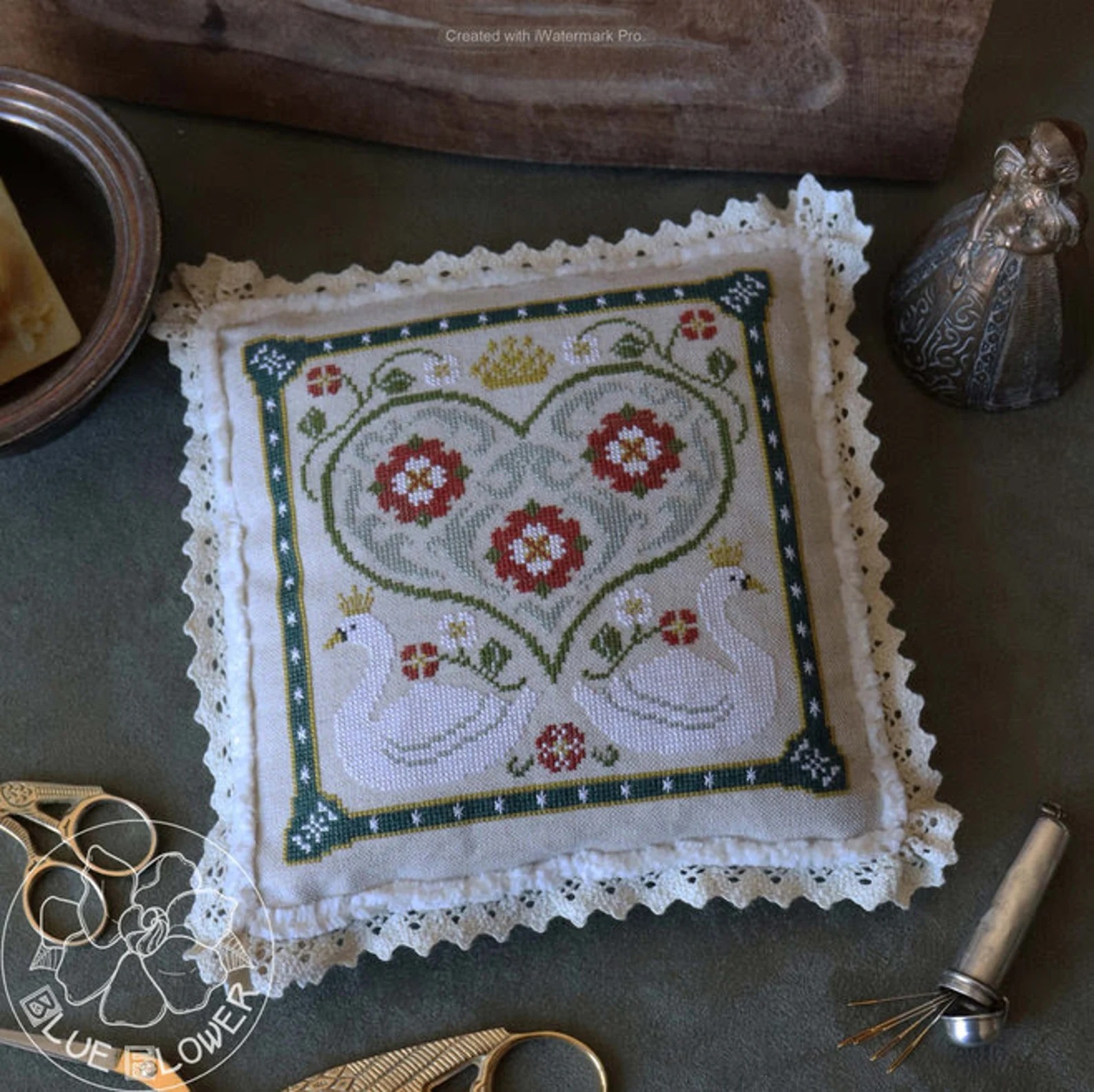 Tudor Swan - Cross Stitch Pattern