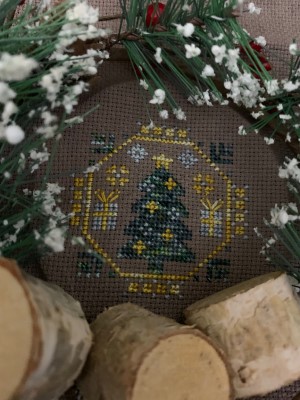 Quirky Quaker Christmas Tree - Cross Stitch Pattern