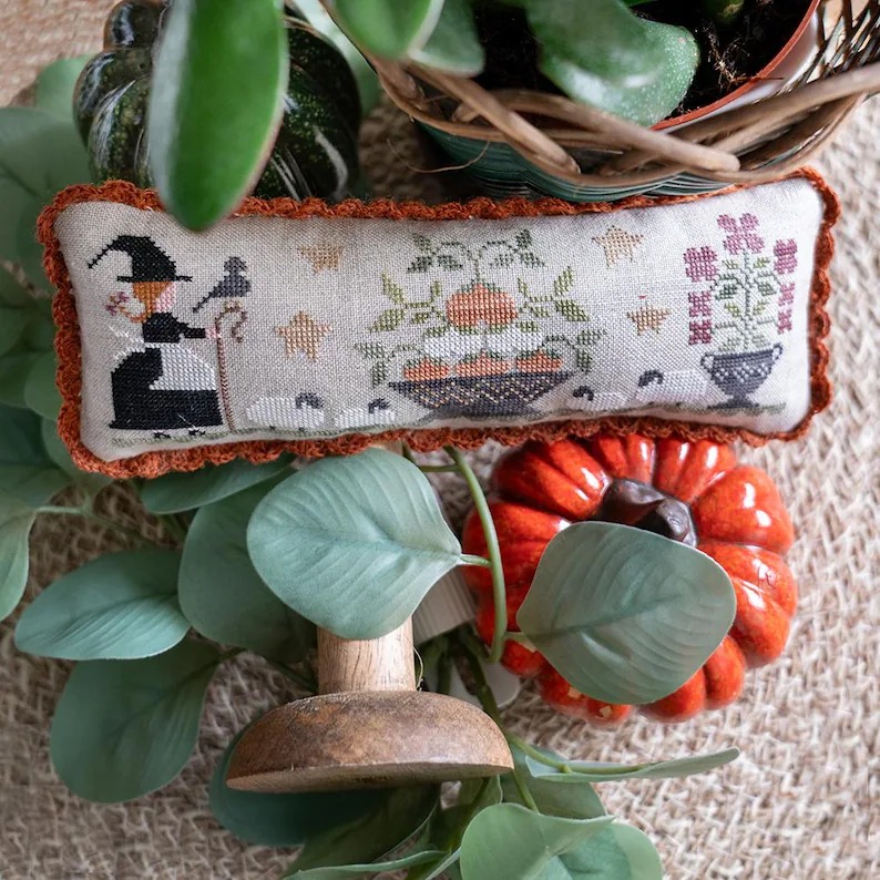 Une Bergere en Automne - Halloween Cross Stitch Pattern