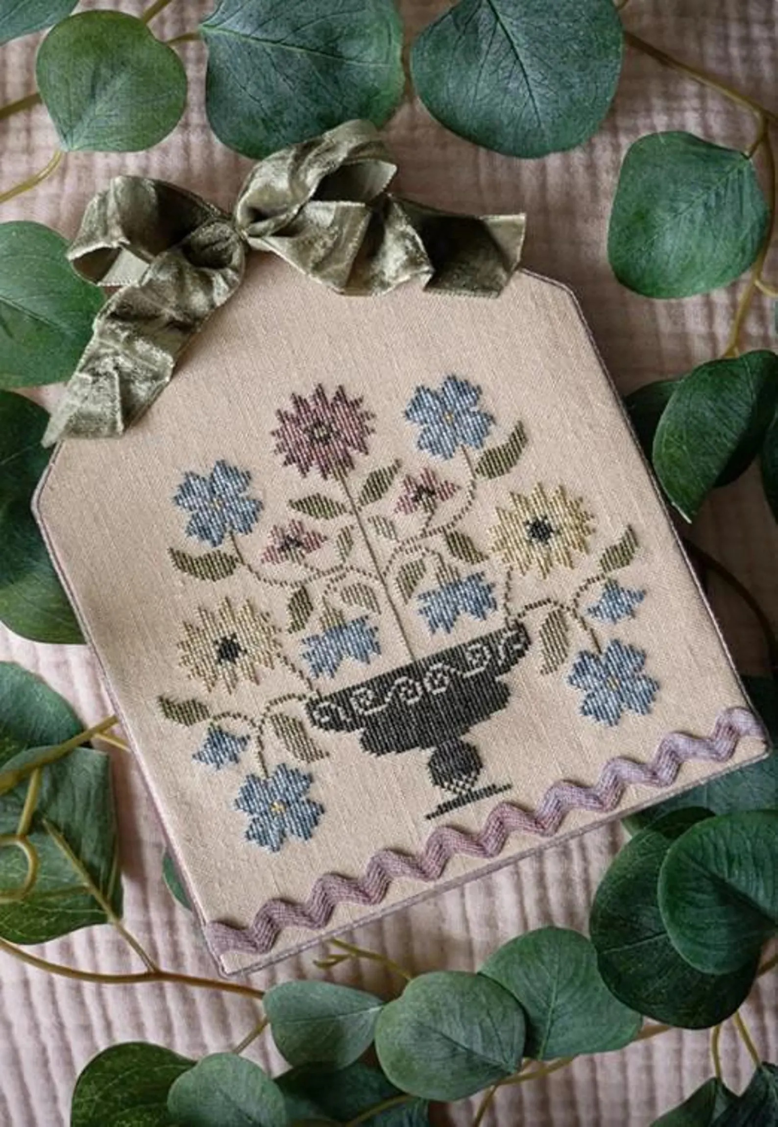 Coupe De Fleurs (Flower Cup) - Cross Stitch Pattern