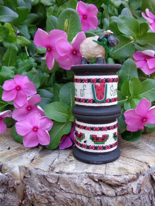 Summer Sheep Spool - Cross Stitch Kit, zoomed in. Select this picture to zoom back out.