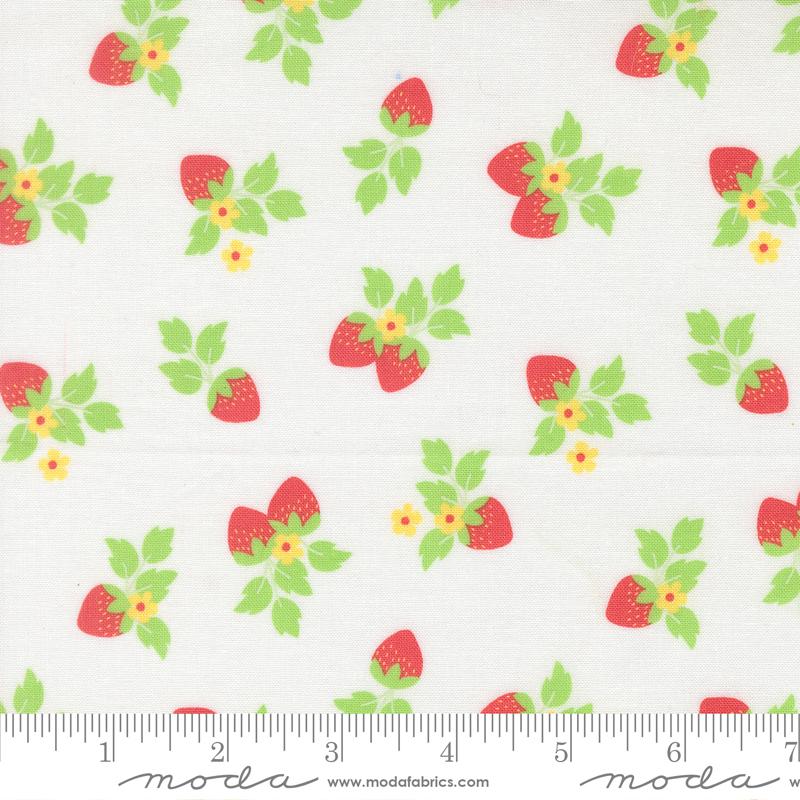 Fruit Salad Berry Off White - Quilt Fabric