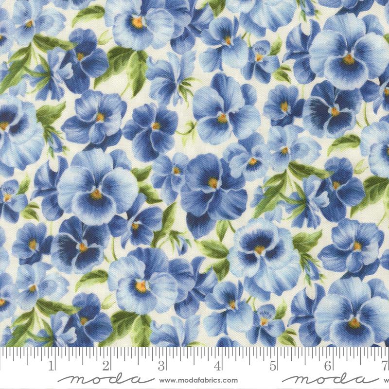 Summer Breeze 2027 Flower Ivory - Quilt Fabric, zoomed in. Select this picture to zoom back out.