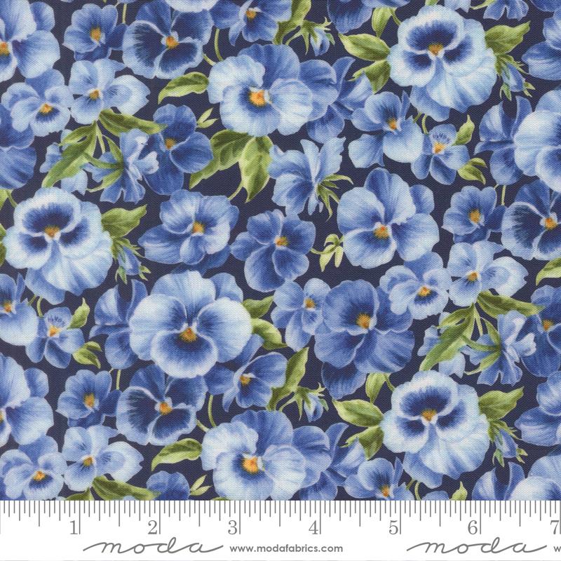Summer Breeze 2027 Flower Royal - Quilt Fabric, zoomed in. Select this picture to zoom back out.