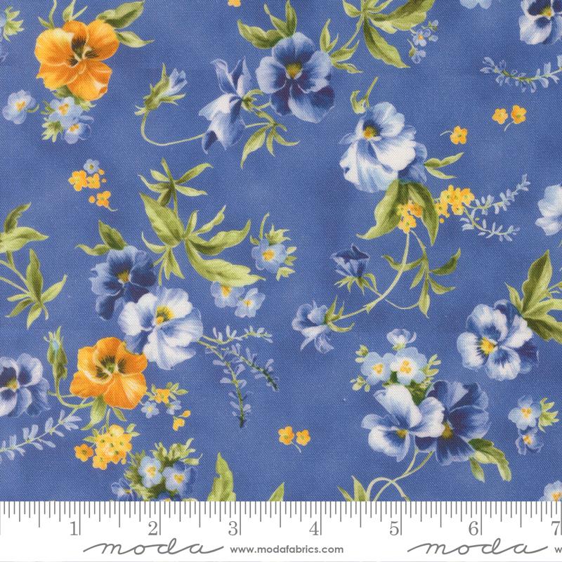 Summer Breeze 2027 Blossoms Cornflower - Quilt Fabric, zoomed in. Select this picture to zoom back out.