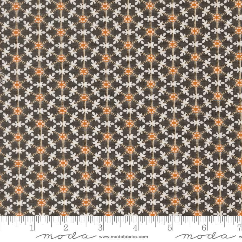 Agatha Road Wreaths Midnight - Quilt Fabric