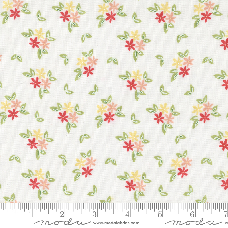 Emma Daisies Porcelain - Quilt Fabric