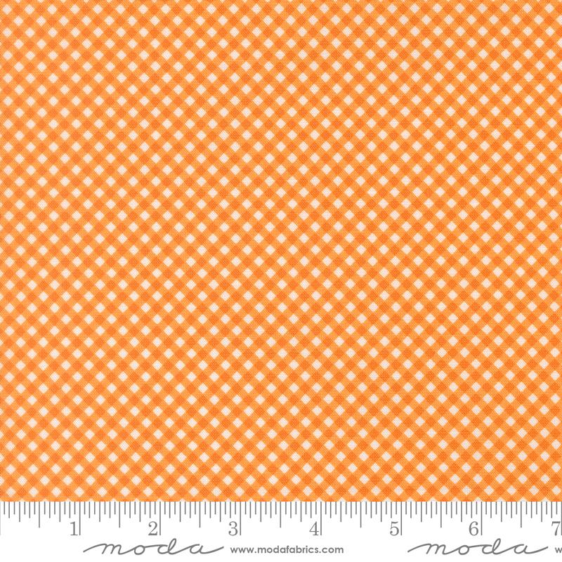 Birch & Willow Quilting Gingham Amber - Quilt Fabric, zoomed in. Select this picture to zoom back out.
