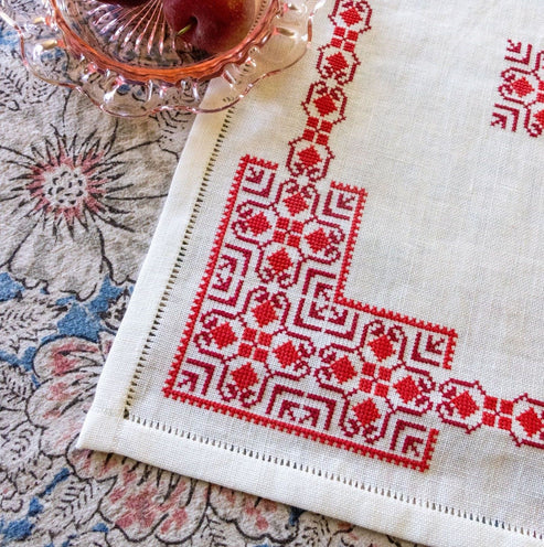 30 Count European Linen Porcelain 18x34, zoomed in. Select this picture to zoom back out.