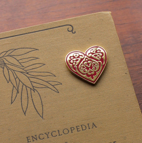 Byzantine Rose - Magnetic Neeedleminder , zoomed in. Select this picture to zoom back out.