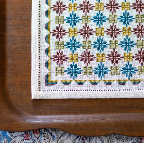 Anatolian Leaf and Knot - Cross Stitch Pattern, different perspective #1, zoomed in. Select this picture to zoom back out.