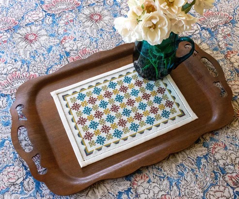 Anatolian Leaf and Knot - Cross Stitch Pattern, zoomed in. Select this picture to zoom back out.