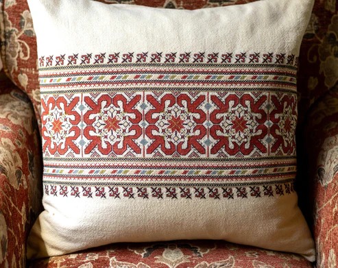 Corinthian Floral - Cross Stitch Pattern, zoomed in. Select this picture to zoom back out.