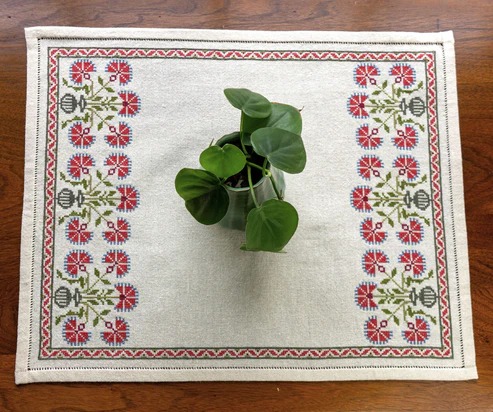 Peloponnesian Poppies - Cross Stitch Pattern, zoomed in. Select this picture to zoom back out.