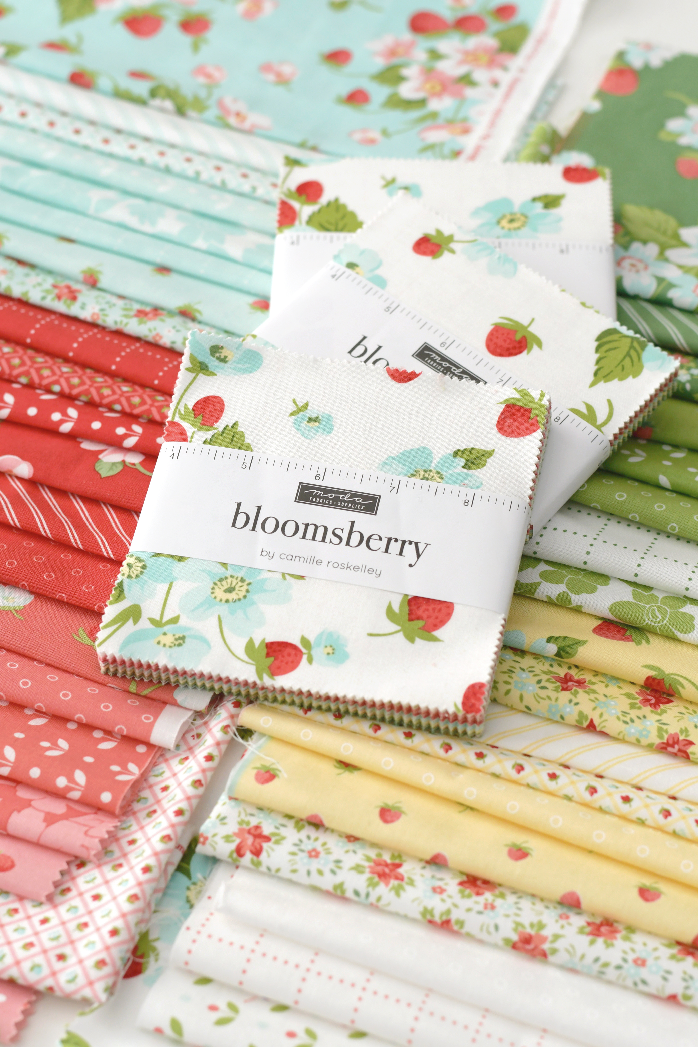 Bloomsberry Lined Green - Quilt Fabric, different perspective #3, zoomed in. Select this picture to zoom back out.