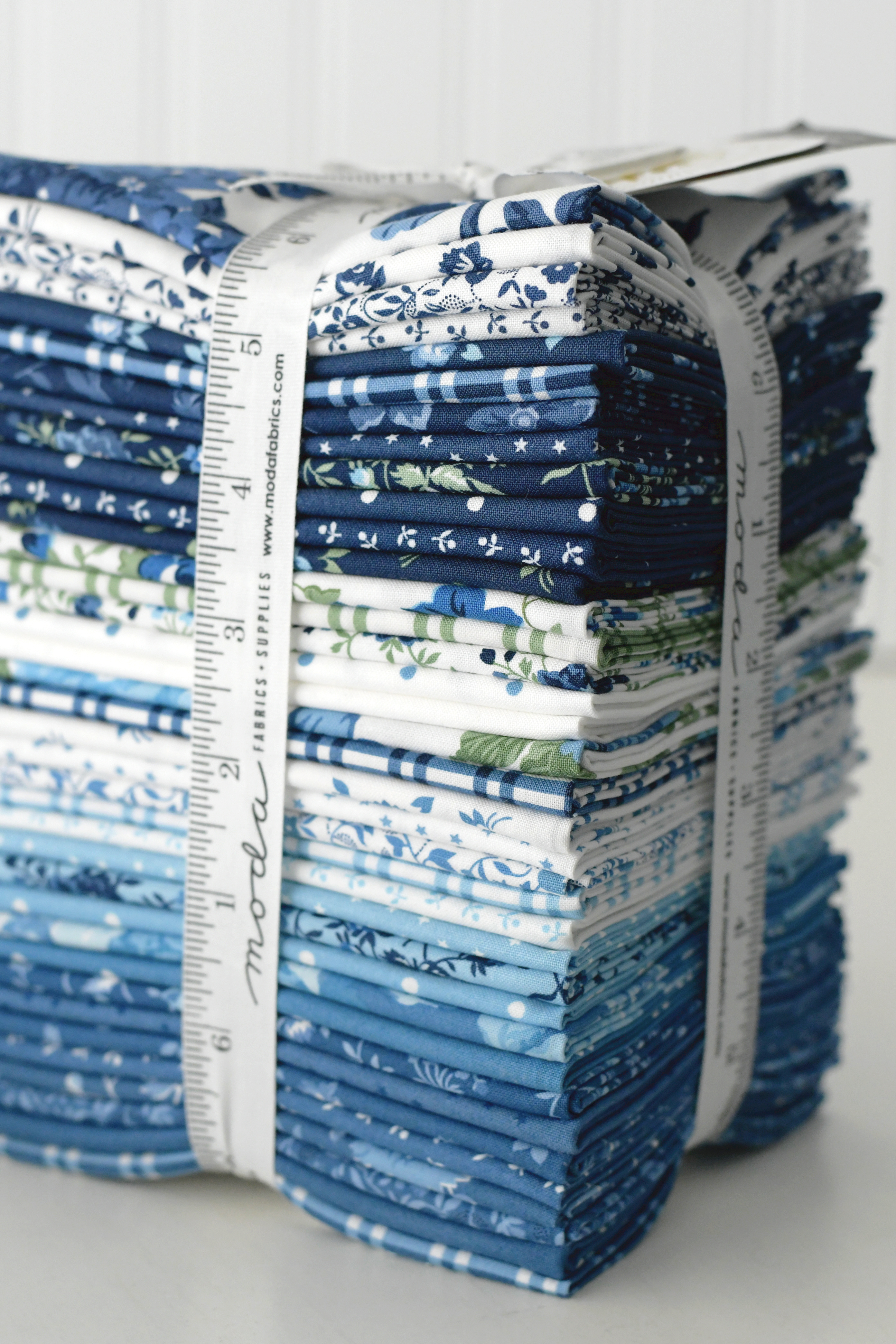 Blueprint Small Flowers White Harbor - Quilt Fabric