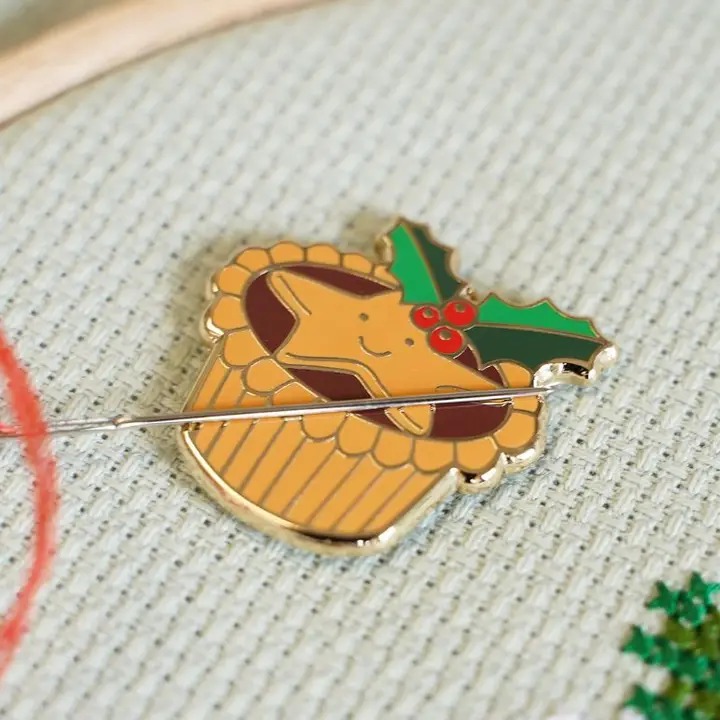 Mince Pie - Christmas Magnetic Needle Minder