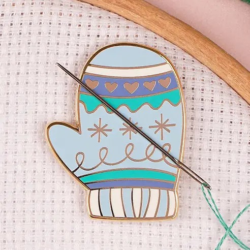 Mitten - Christmas Magnetic Needle Minder, zoomed in. Select this picture to zoom back out.