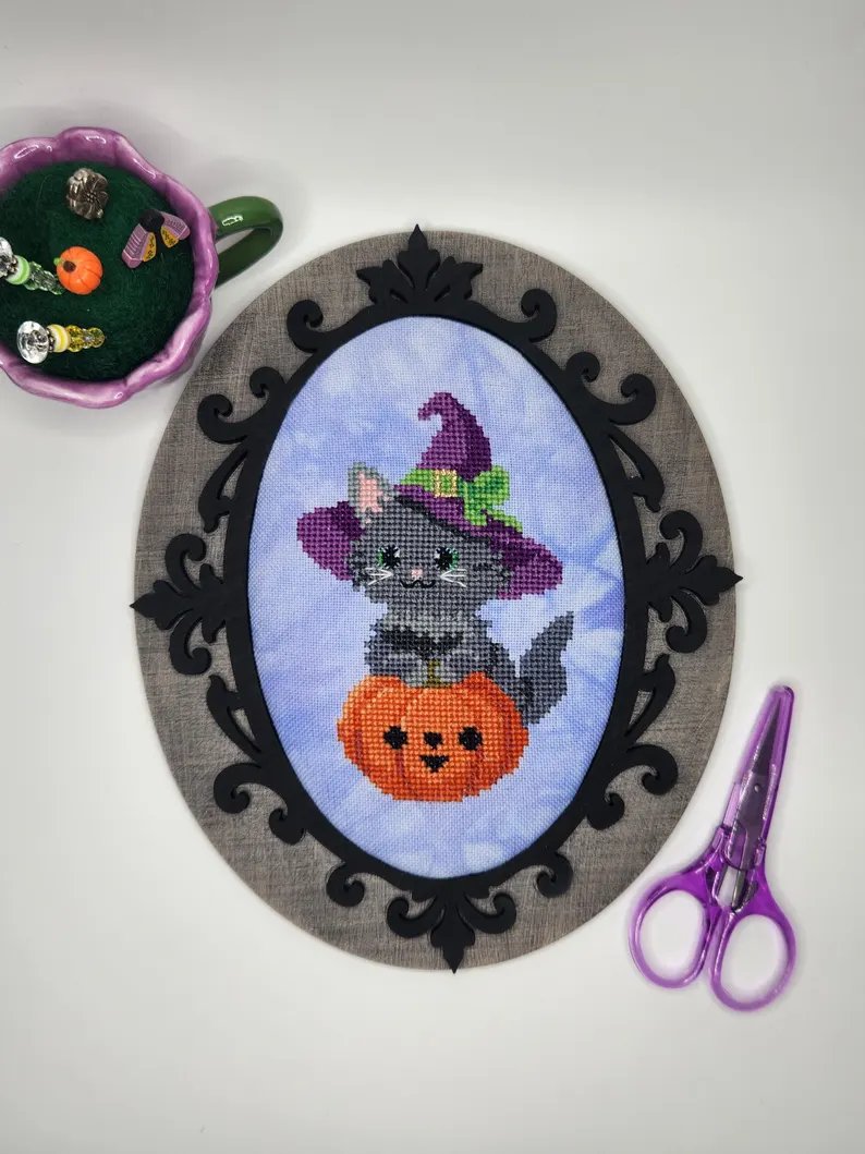 Gothic Oval - Unfinished Wood Display Frame, zoomed in. Select this picture to zoom back out.
