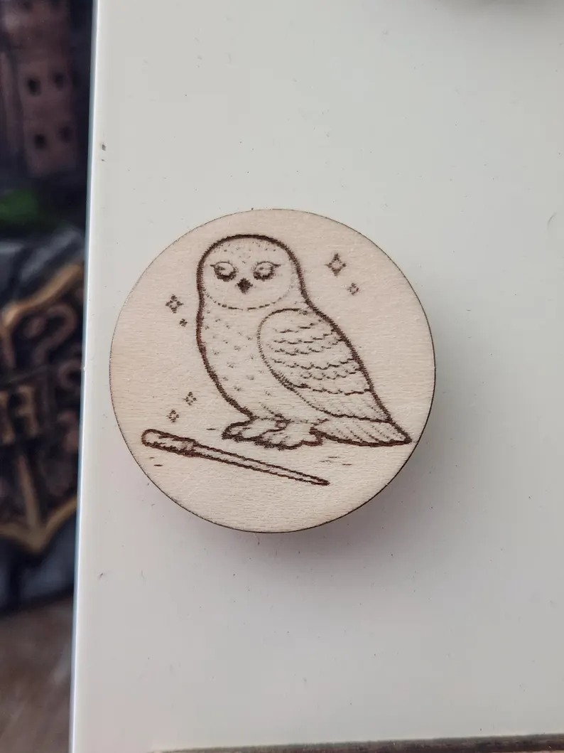 Magic Owl - Magnetic Needle Minder, zoomed in. Select this picture to zoom back out.