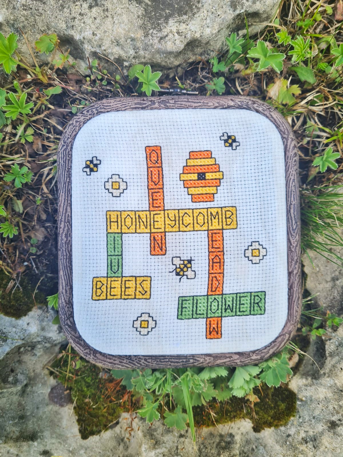 Bee Crossword - Cross Stitch Pattern