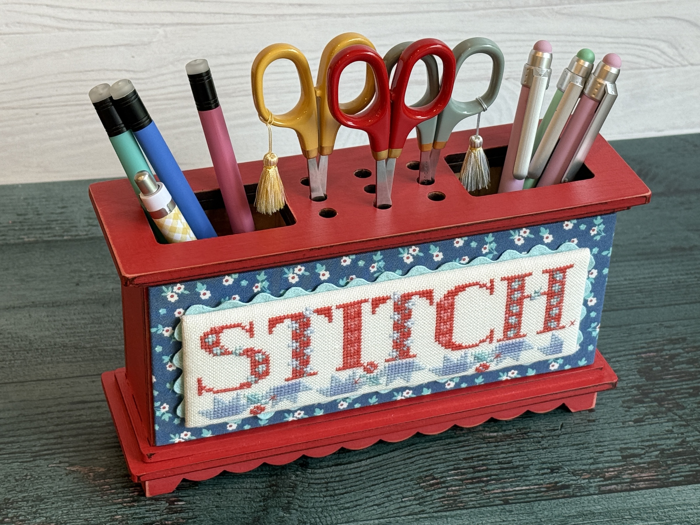 Scissor Caddy - Unfinished Embroidery Display, different perspective #1, zoomed in. Select this picture to zoom back out.