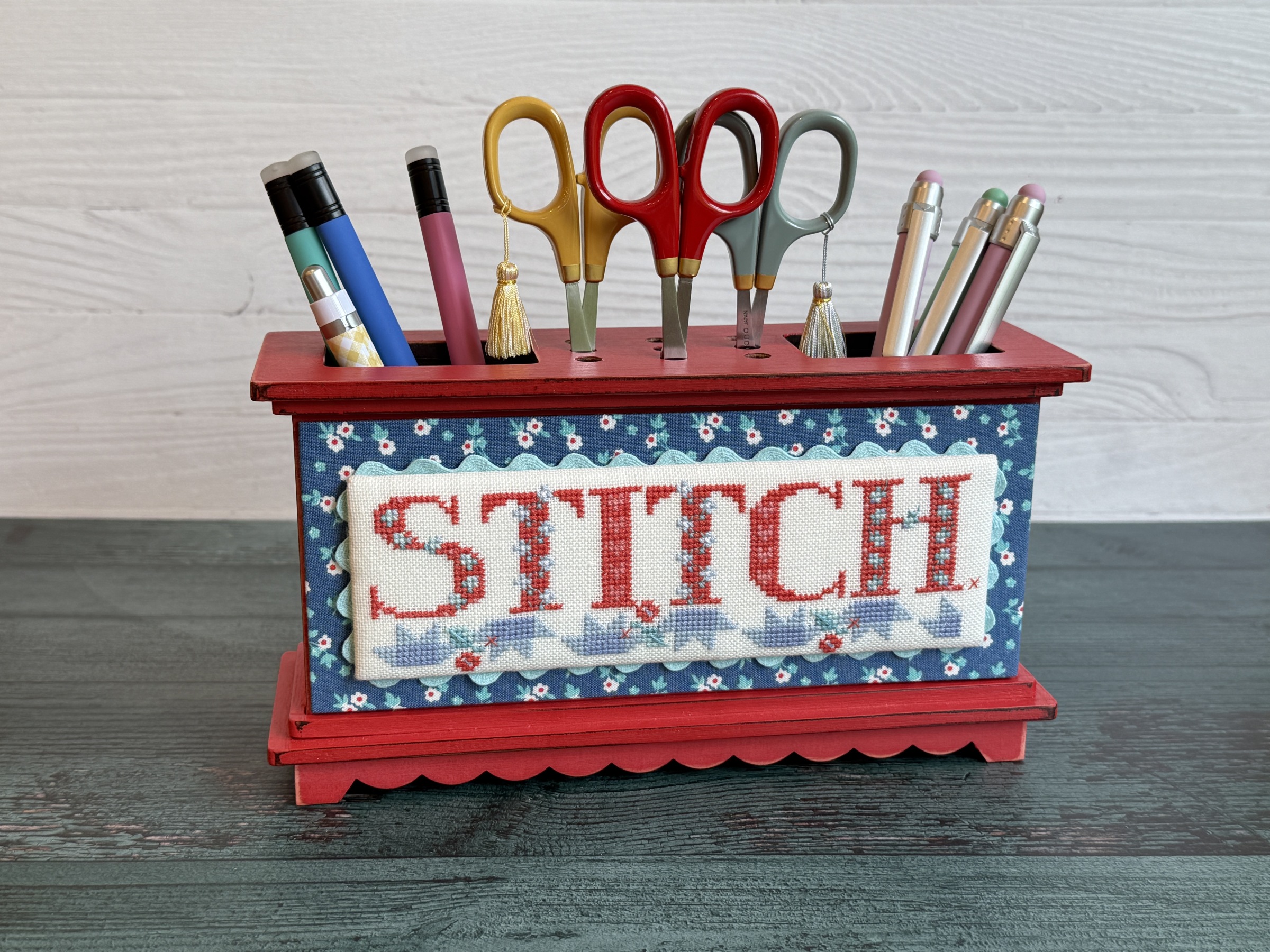 Scissor Caddy - Unfinished Embroidery Display, zoomed in. Select this picture to zoom back out.