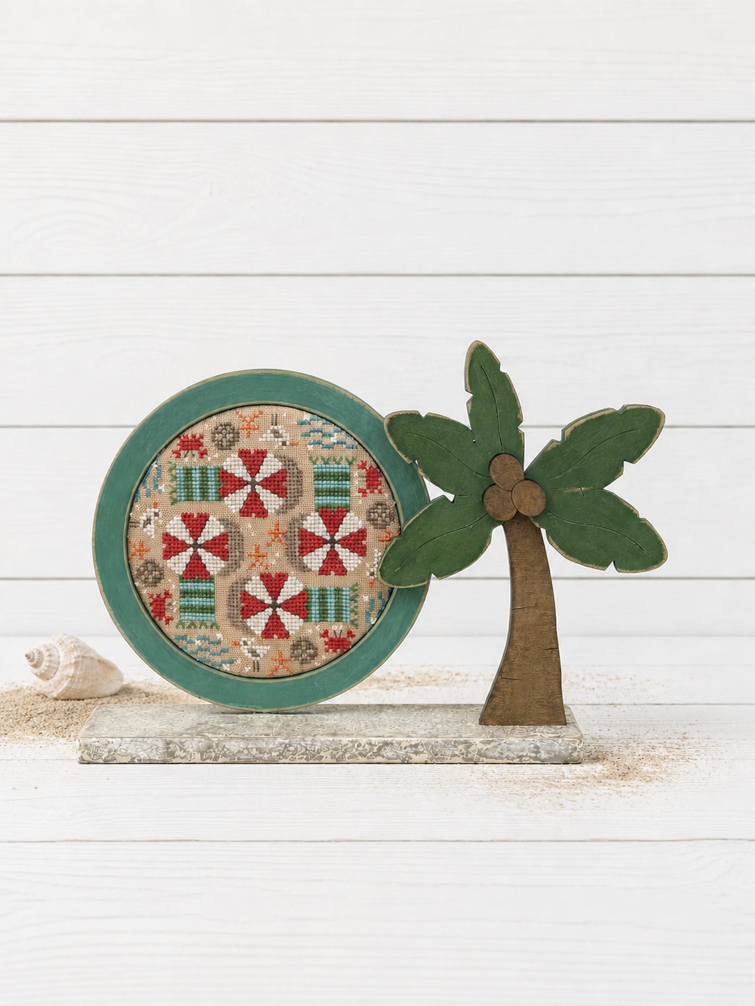 Palm Tree Pop Up Round - Unfinished Embroidery Display, zoomed in. Select this picture to zoom back out.