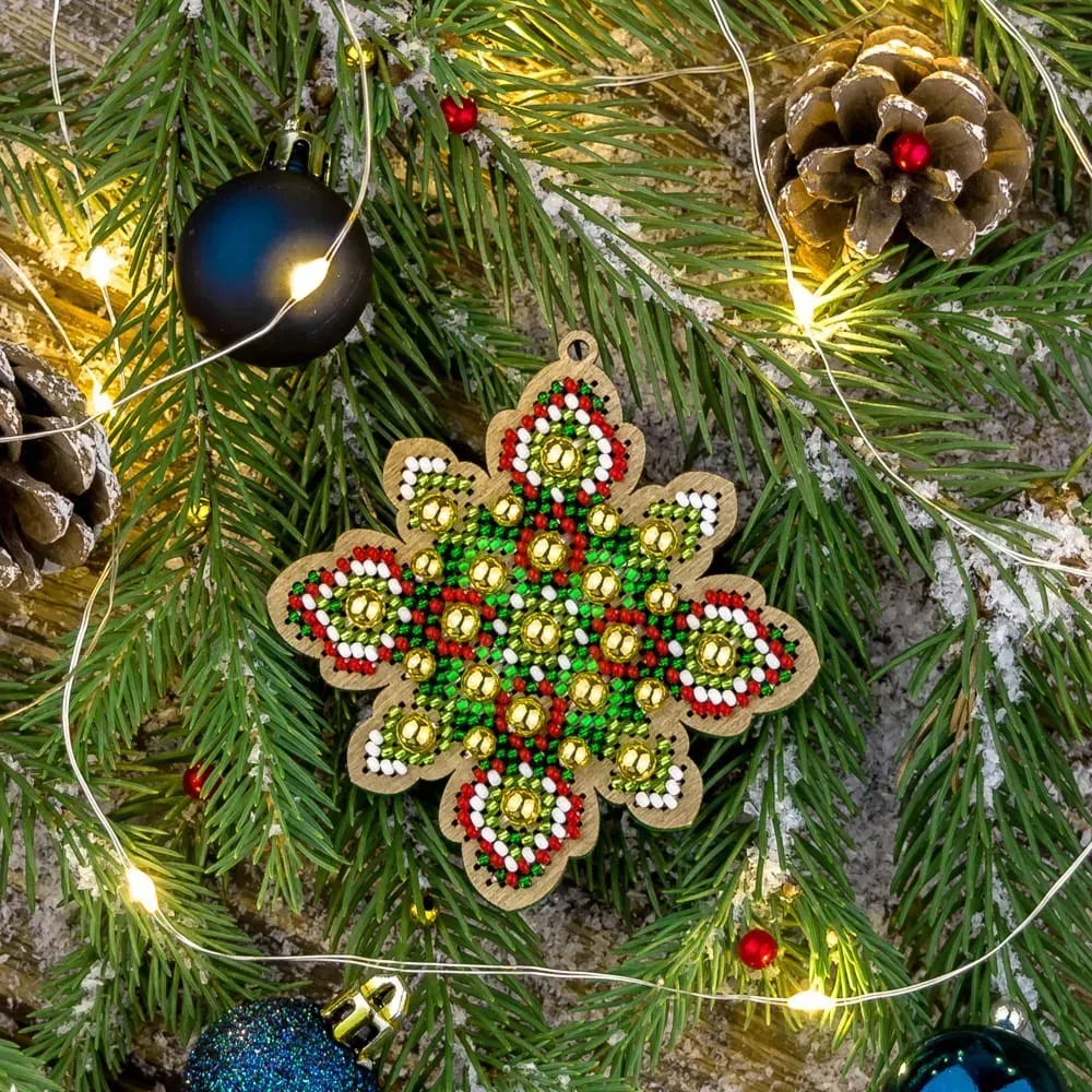 Emerald Tale Snowflake - Christmas Ornament Wooden Bead Kit, zoomed in. Select this picture to zoom back out.