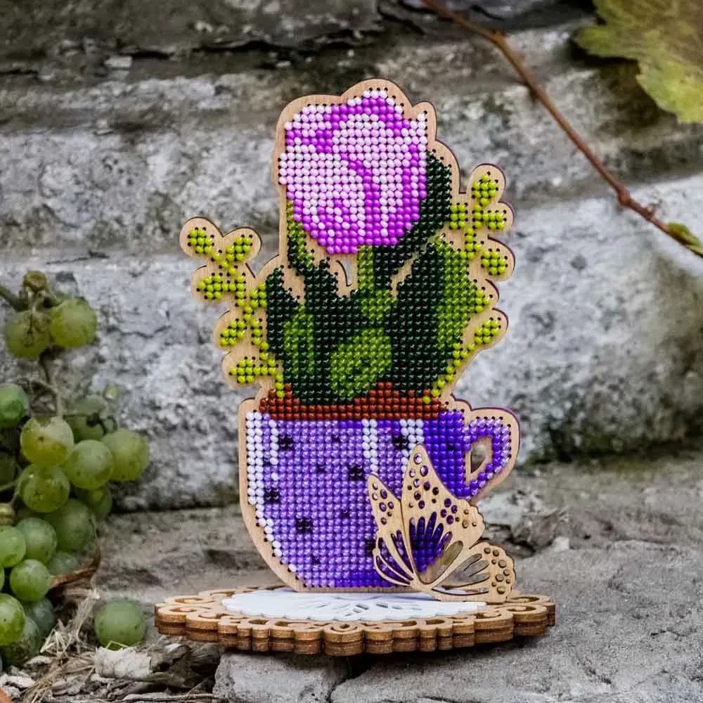Tulip In A Cup - Ornament Wooden Bead Kit, zoomed in. Select this picture to zoom back out.
