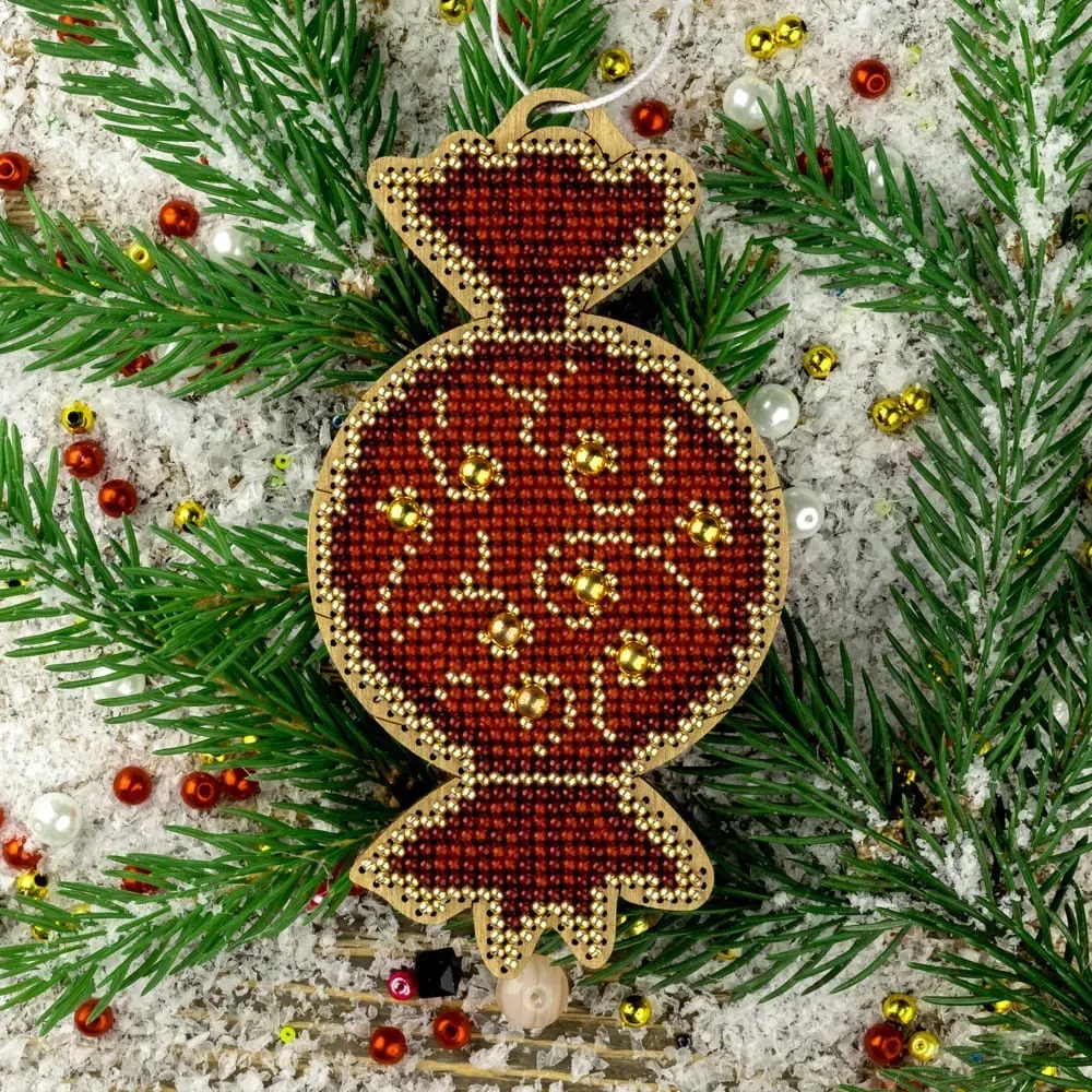 Candy Golden Motif - Christmas Ornament Wooden Bead Kit, zoomed in. Select this picture to zoom back out.