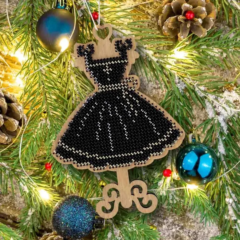 Black Classic - Christmas Ornament Wooden Bead Kit, zoomed in. Select this picture to zoom back out.