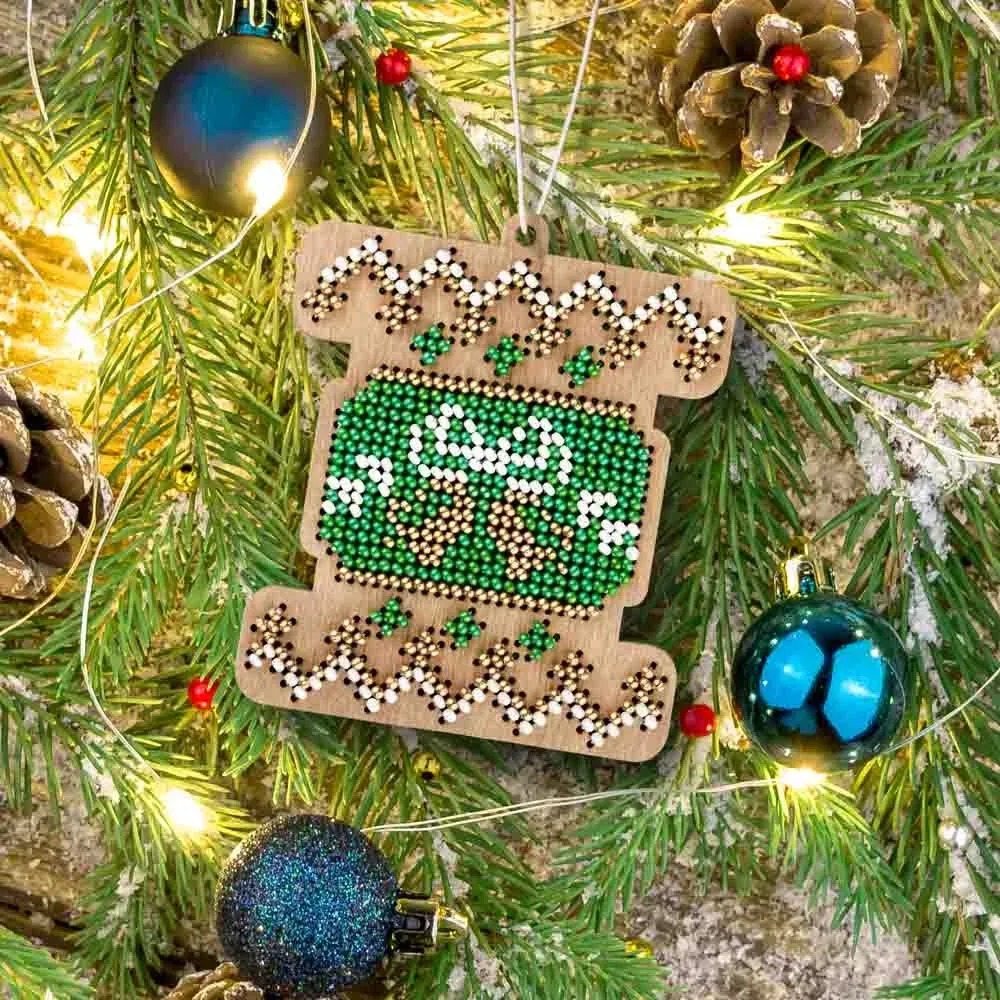 Festive Bobbin - Christmas Ornament Wooden Bead Kit, zoomed in. Select this picture to zoom back out.