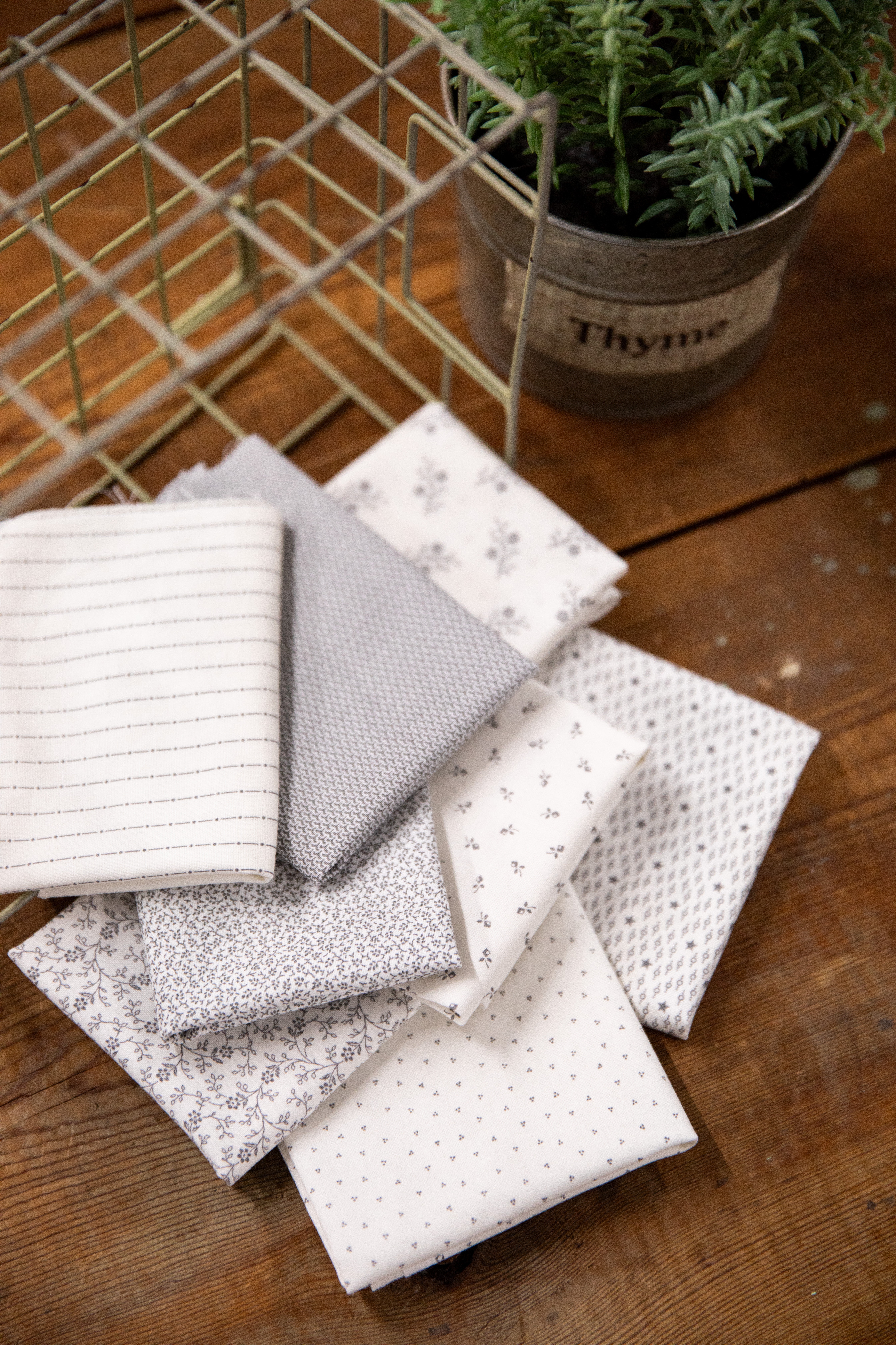 Itty Bitty Background Gatherings - Jelly Roll