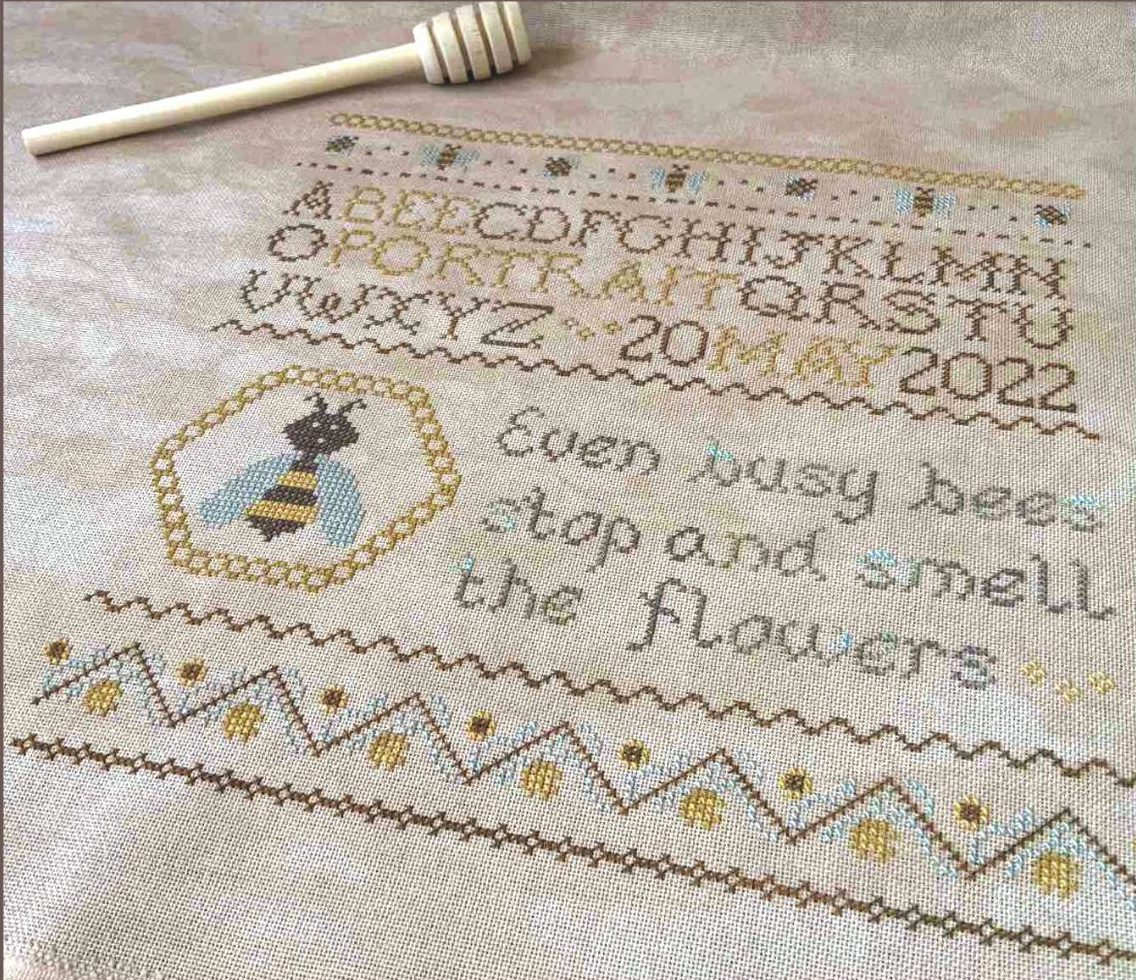 Bee Portrait - PDF Cross Stitch Pattern