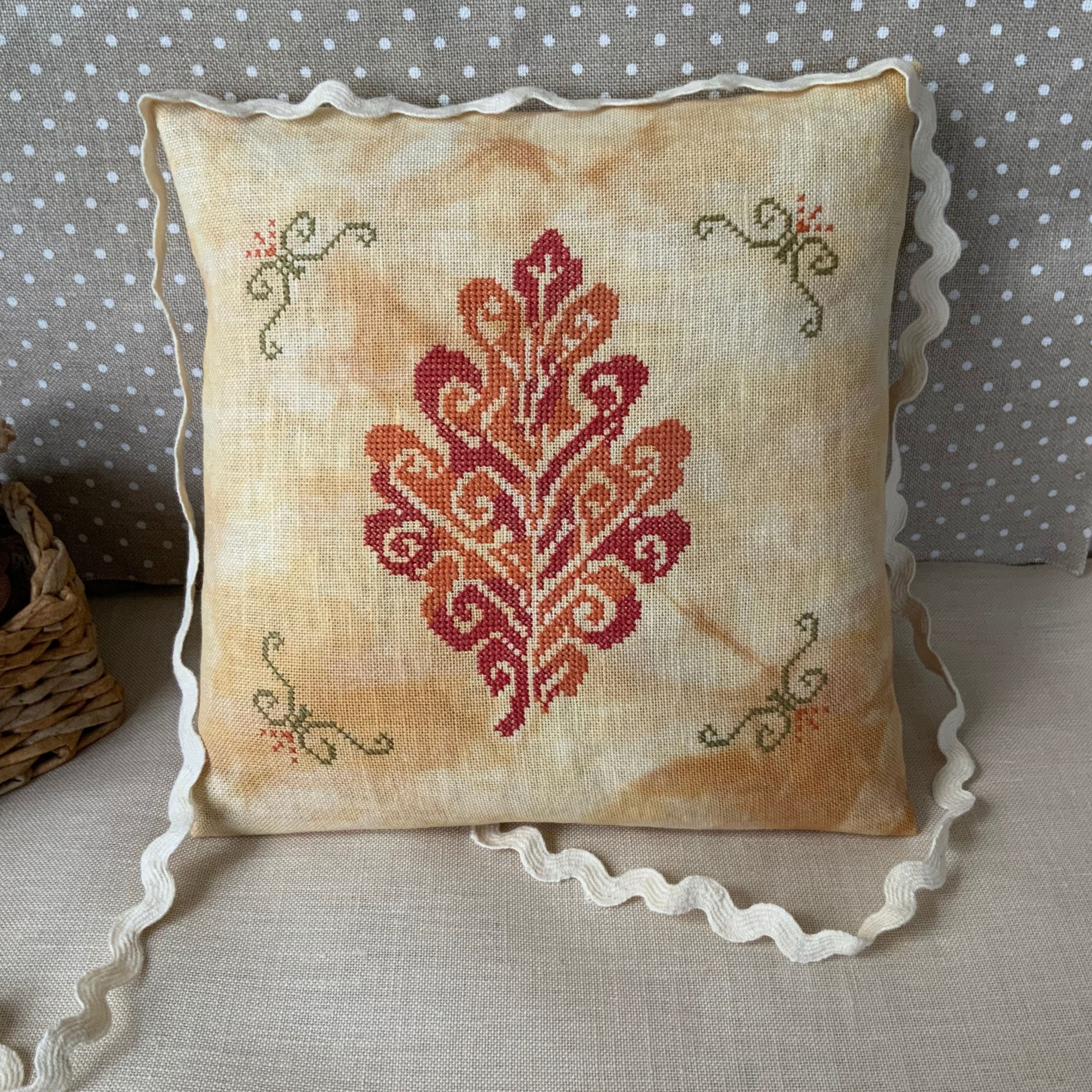 Decorative Leaf - Cross Stitch Pattern, zoomed in. Select this picture to zoom back out.