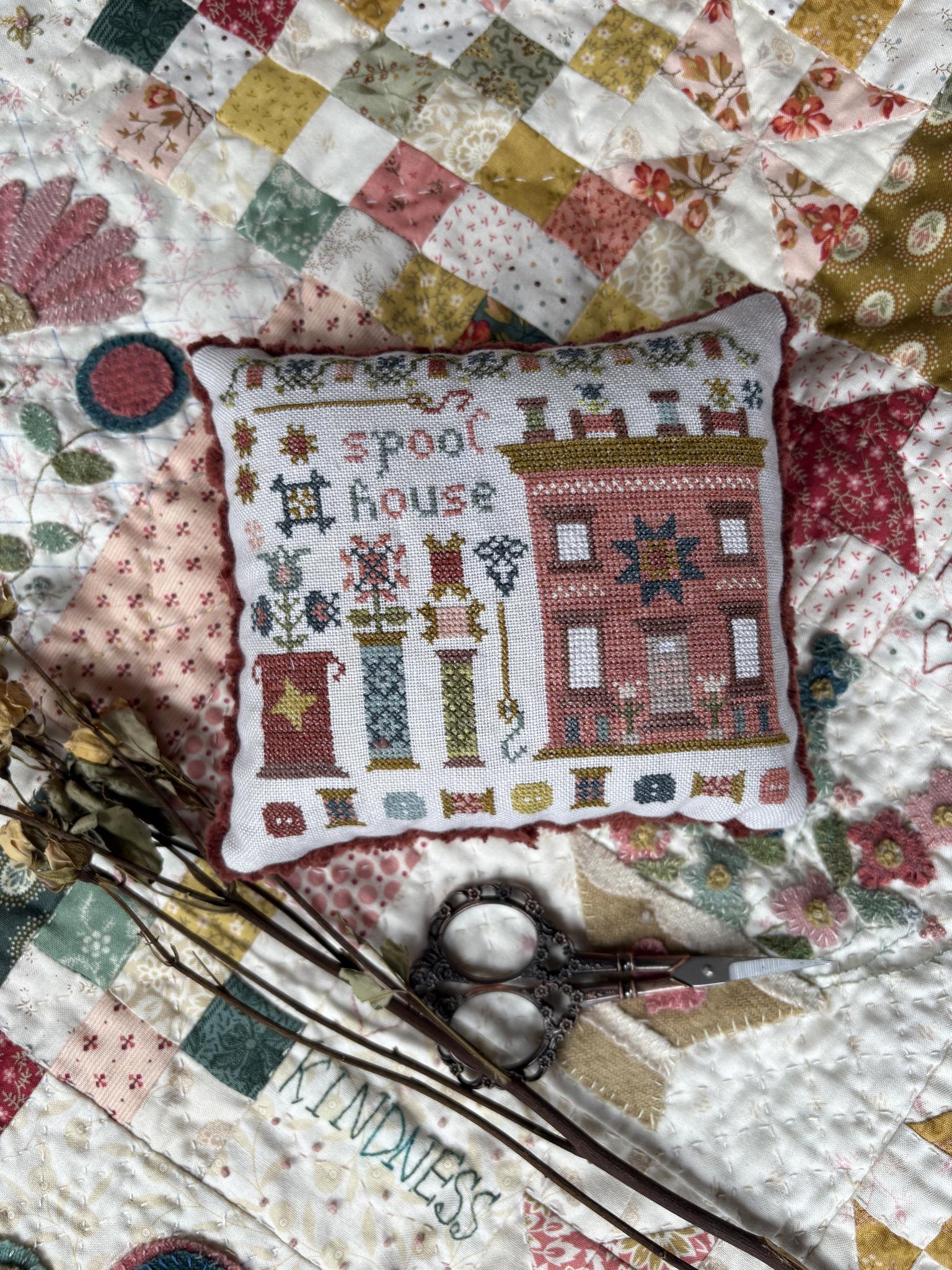 Houses on Stitchery Lane: Stitchery House - Cross Stitch, zoomed in. Select this picture to zoom back out.
