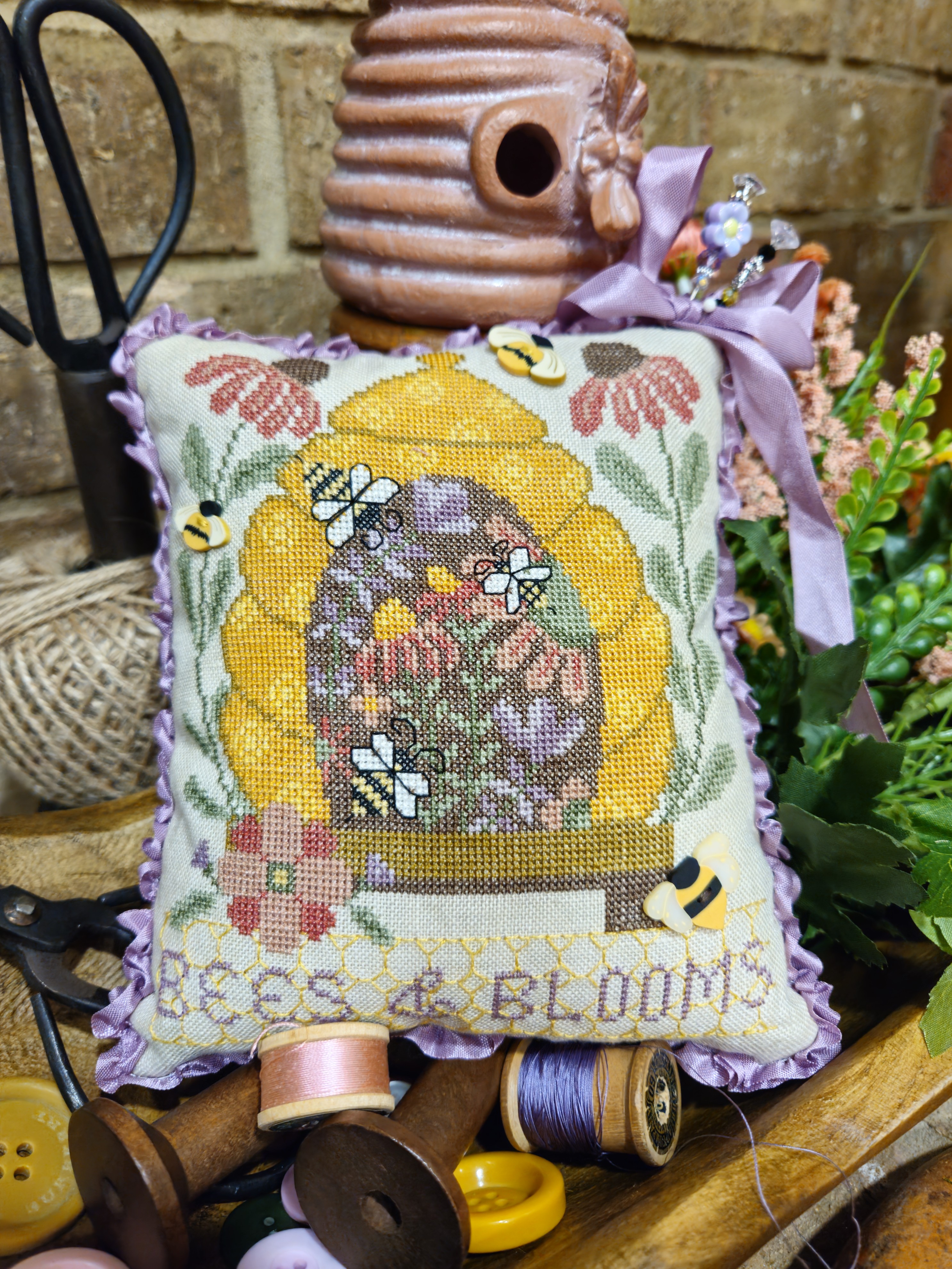 Bees & Blooms - Cross Stitch Pattern, zoomed in. Select this picture to zoom back out.