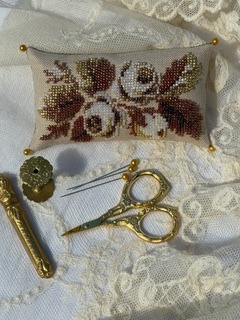 Les Rose du Palais - Cross Stitch Pattern, zoomed in. Select this picture to zoom back out.