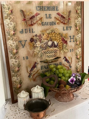 Victorine Hommet 1893 - Cross Stitch Pattern, zoomed in. Select this picture to zoom back out.