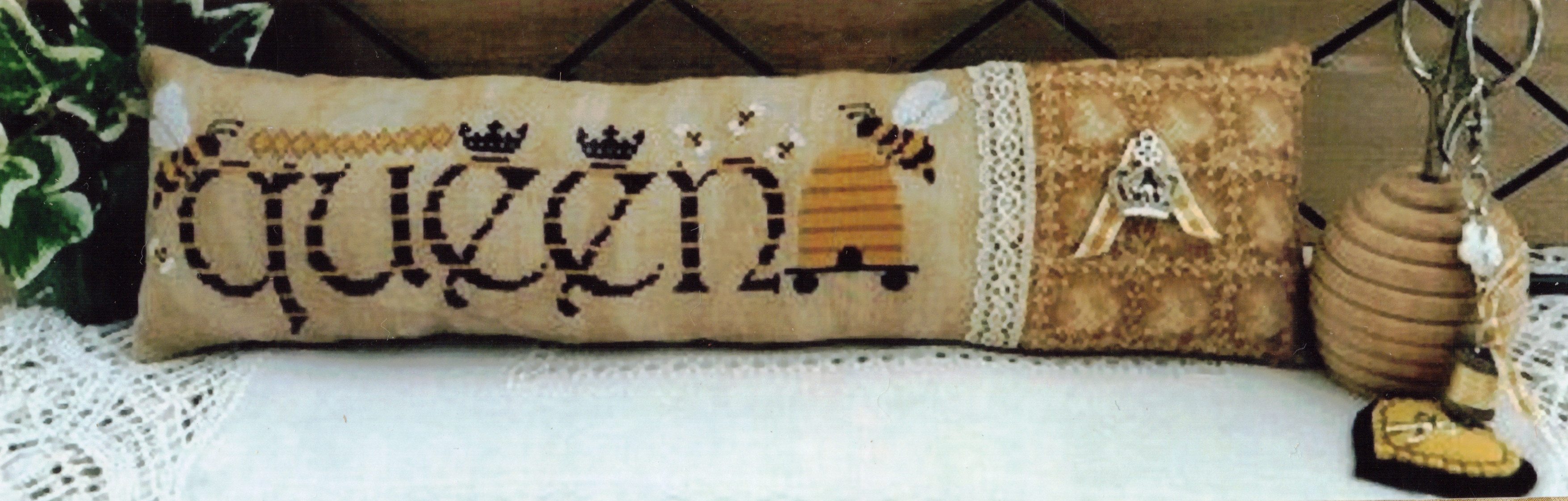 Queen (with Charm) - Cross Stitch Pattern