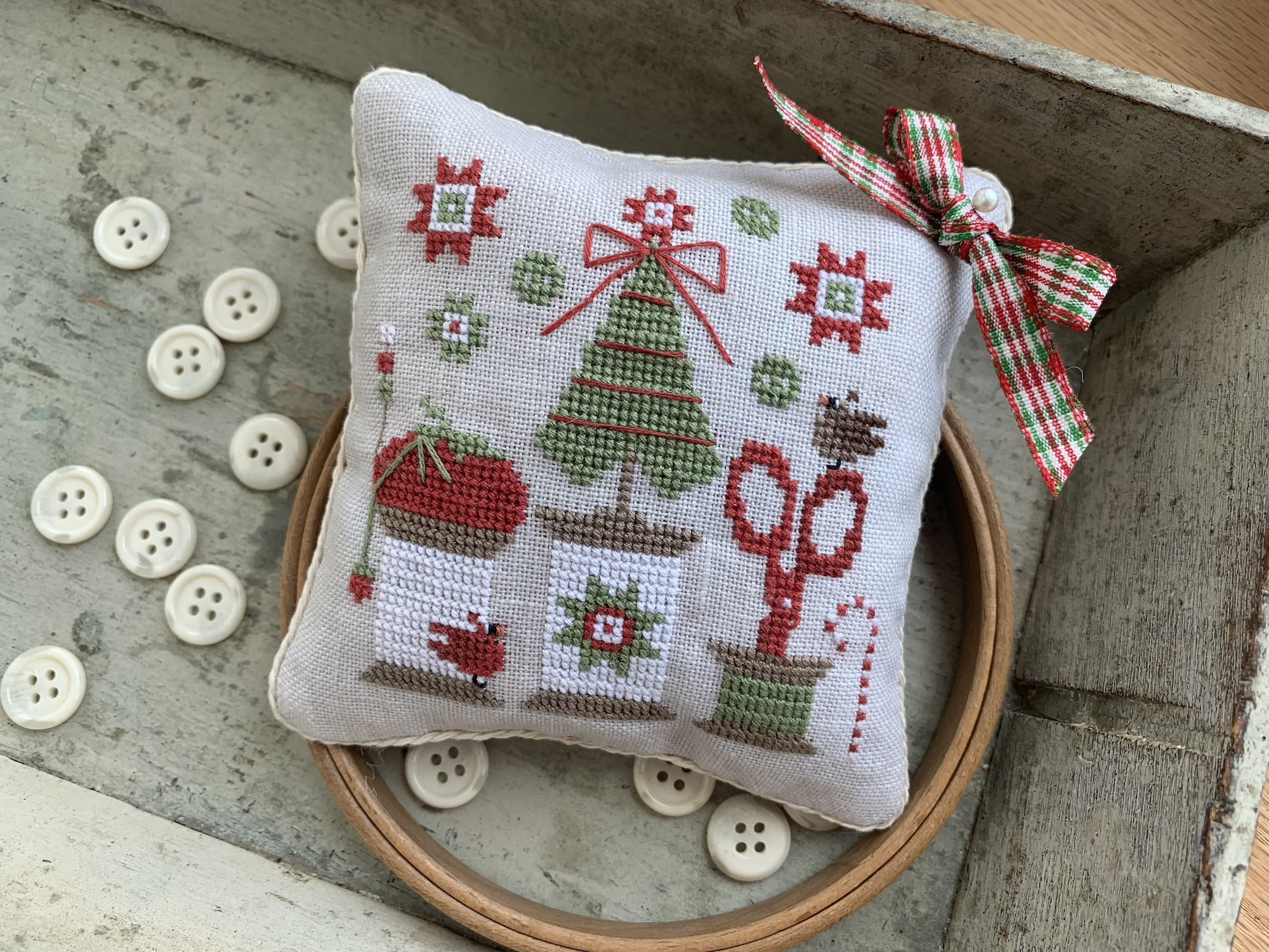 Christmas Spools Pinkeep - Cross Stitch Pattern, zoomed in. Select this picture to zoom back out.