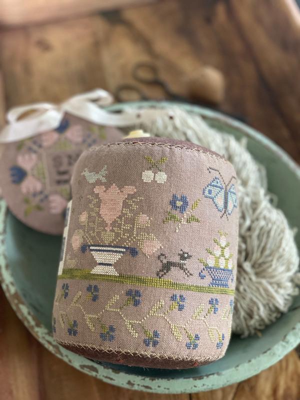 Faded Garden Pinkeep Drum & Needlekeep