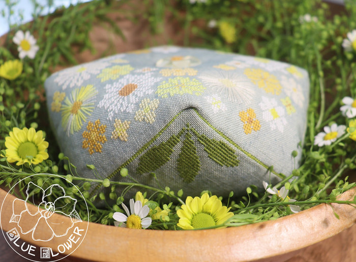 Daisy Crown Biscornu - Cross Stitch Pattern, zoomed in. Select this picture to zoom back out.